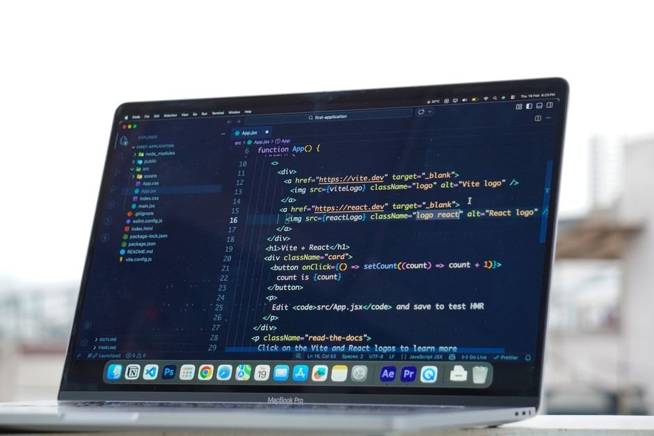 Figma To Code Plugins - React Tailwind Code Editor Screen Overview